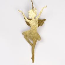 Zlatá balerína z kovu na zavesenie.