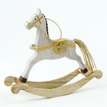 Hojdací koník z prírodného dreva.