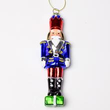 Vianočný vojačik na zavesenie s farebnými detailmi.