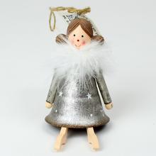 Strieborný anjel z kovu s bielym kožúškom.