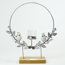 Strieborný svietnik s kruhom a podstavcom, dekorovaný snehuliakmi.