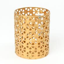 Zlatý kovový lampáš s dekoratívnym vzorom.