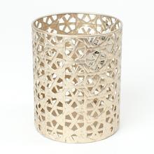 Kovový lampáš v champagne farbe s dekoratívnym vzorom.