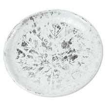 Biela a strieborná tácka z MDF dreva.