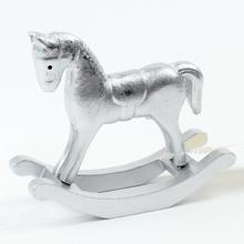 Strieborný hojdačkový koník z MDF dreva.