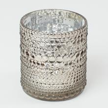 Sivý sklenený svietnik s textúrou.