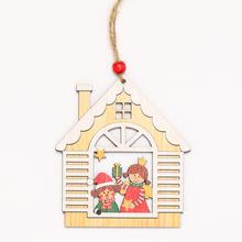 Drevený záves v tvare domčeka s deťmi vianočne oblečenými.