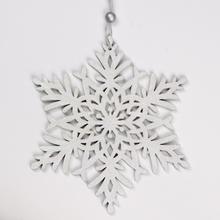 Biela drevená vločka na zavesenie.