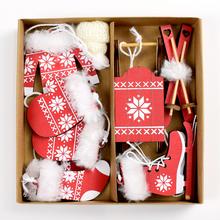 Vianočný mix drevených ozdôb v červenej farbe.