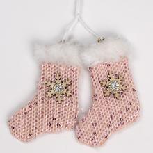 Ružové závesné ponožky s bielou kožušinou a ozdobou.