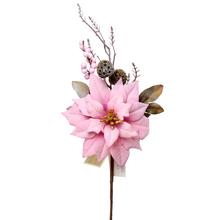 Umelá vianočná ruža v ružovej farbe s dekoratívnymi prvkami.