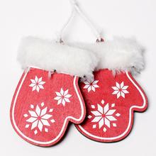 Závesné rukavice z dreva v červenej farbe s bielymi snehovými vločkami.