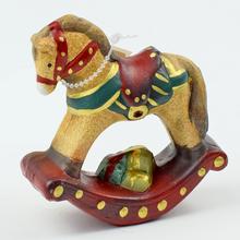 Hojdací koník z keramiky s farebným dizajnom.