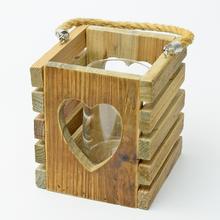 Závesný svietnik v tvare srdca z prírodného dreva.