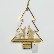 Závesný dekoratívny stromček s anjelom a LED svetlami.