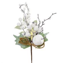 Umelé kvety s bielymi bobuľami a jablkami.