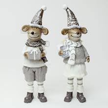 Keramické vianočné dekorácie myši v zimných oblečkoch.