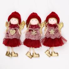 Vianočná víla so zlatými krídlami a červenou sukňou.