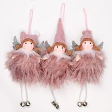 Ružový anjel so striebornými krídlami a čiapkou.