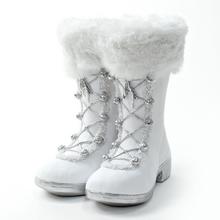 Biele vianočné čižmy s kožušinou a ozdobnými zvončekmi.