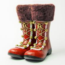 Červené čižmy s hnedým kožúškom a zlatými zvončekmi.