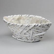 Biela prútie loďka s rozmermi 30x11 cm.