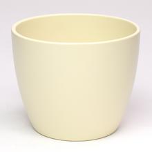 Jednofarebný keramický obal na kvety v krémovej farbe.