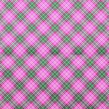 Ružový kraftový baliaci papier s kockovaným vzorom.