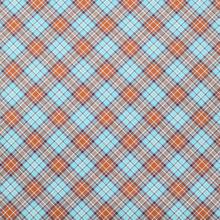 Baliaci papier s modrým kockovaným vzorom.