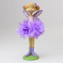 Fialová víla s krídlami a kvetinovým detailom.