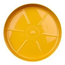 Žltá okrúhla miska pod kvetináč.