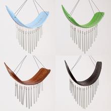 Zvonkohra z kovu v tvare loďky s rôznymi farbami.