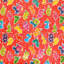 Červený baliaci papier s farebnými číslami a balónmi.