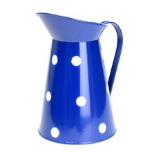 Malý modrý džbán s veľkými bielymi bodkami.