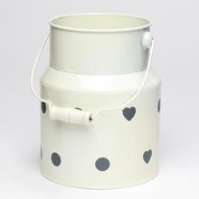 Váza konva s rúčkou, krémová farba s veľkými bodkami.