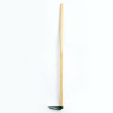 Malá špicatá motyka s násadou.