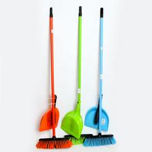Sada metly, metličky a lopatky v rôznych farbách.