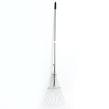 Nastaviteľné švédske hrable s dlhou rukoväťou.