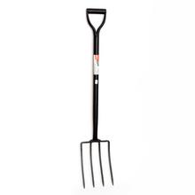 Kovové rycie vidly s násadou.