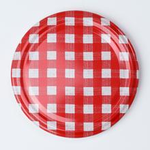 Viečka na zaváranie s červeným károvaným vzorom.