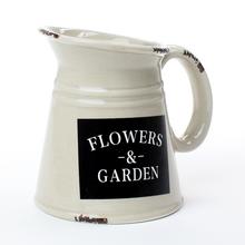 Obal krhly šedá dolomit s nápisom Flowers & Garden.