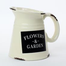 Keramický obal krhly v krémovej farbe s nápisom Flowers & Garden.