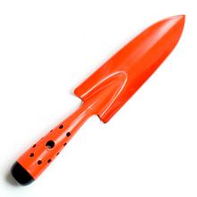 Úzka lopatka na sadenie v oranžovej farbe.