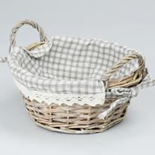 Prútený košík so šedým vzorom kocka.