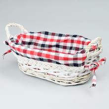 Prútený košík s bielym vzorom kocka.