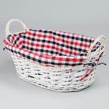 Prútený košík s bielym vzorom kocka.