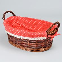 Prútený košík tmavohnedý s červenou podšívkou a bielymi bodkami.
