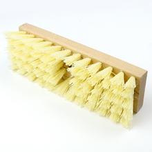 Kefa na podlahu s drevenou násadou.