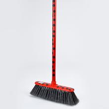 Metla s násadou v dizajne lienky.