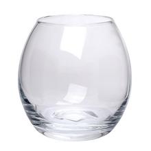 Priehľadná sklenená váza s guľatým tvarom.